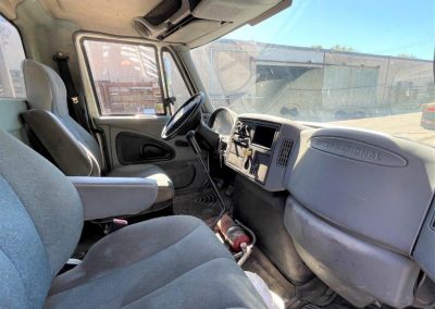 2003 INT. 4300 FLATBED (38)